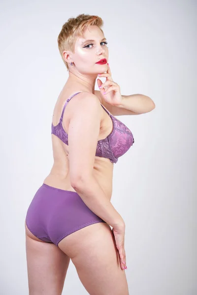 Pretty Curvy Short Hair Girl Posing Purple Fashion Lace Lingerie — Stock Photo, Image