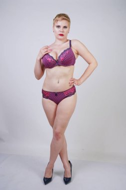 Artı boyutu vücut ve soluk cilt beyaz stüdyo arka plan tek başına dantel seksi iç çamaşırı giyen güzel genç beyaz tombul kadın