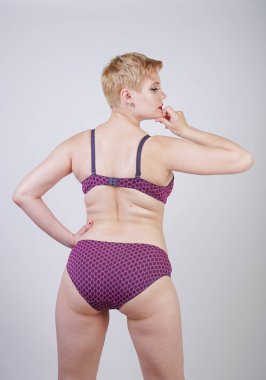 Artı boyutu vücut ve soluk cilt beyaz stüdyo arka plan tek başına dantel seksi iç çamaşırı giyen güzel genç beyaz tombul kadın