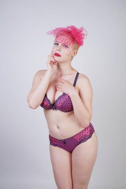 Artı boyutu vücut ve soluk cilt beyaz stüdyo arka plan tek başına dantel seksi iç çamaşırı giyen güzel genç beyaz tombul kadın