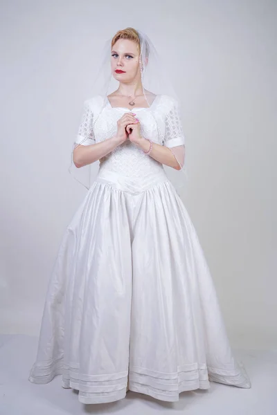 Dość Krzywego Dorosłego Kobiety Krótkimi Włosami Noszących Długą Suknię Ślubną — Zdjęcie stockowe