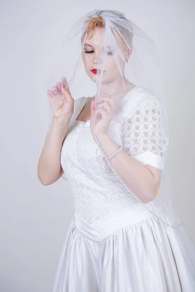Wanita Dewasa Cantik Melengkung Dengan Rambut Pendek Mengenakan Gaun Pengantin — Stok Foto