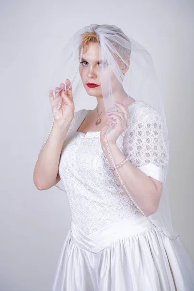 Досить Пишна Доросла Жінка Коротким Волоссям Довгій Вінтажній Весільній Сукні — стокове фото