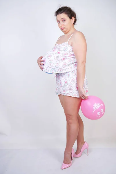 Menina Meia Idade Realmente Quer Engravidar Mulher Pijama Com Balão — Fotografia de Stock