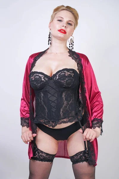 Size Mulher Loira Com Cabelo Curto Vestindo Vestido Vermelho Sexy — Fotografia de Stock