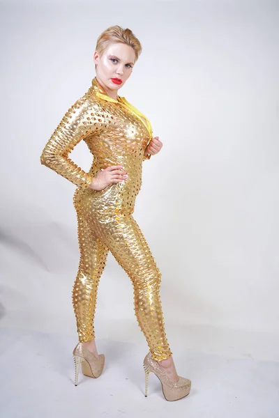 Futuristische Size Kaukasierin Trägt Goldenen Metallic Elasthan Catsuit Auf Weißem — Stockfoto