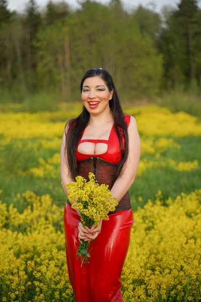 Bonita Mujer Goma Látex Con Flores Naturaleza —  Fotos de Stock