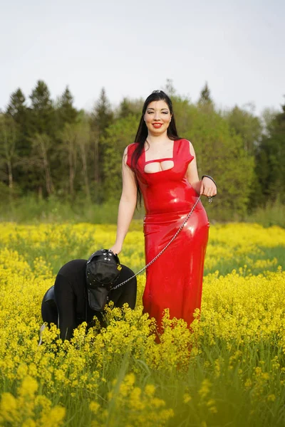 Sexy Kinky Par Som Går Naturen Spiller Rollespill Elskerinnen Hundeslaven – stockfoto