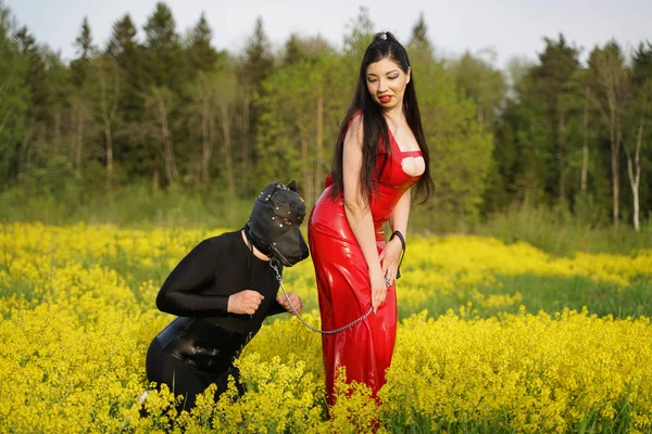 Sexy Kinky Couple Walking Nature Having Roleplay Game Latex Mistress — Stock Photo, Image