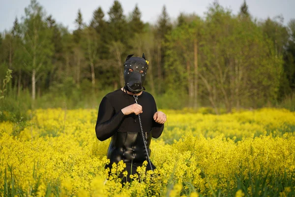 Homme Soumis Sexy Portant Une Combinaison Noire Spandex Masque Cuir — Photo