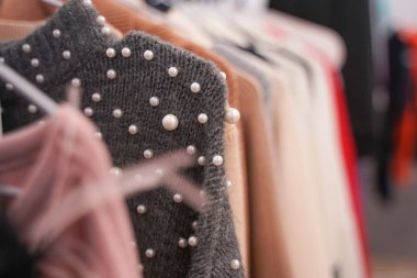 mağazada askıları asılı şık giysiler. Kimse.