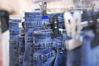 mağazada askıları asılı şık giysiler. Kimse.