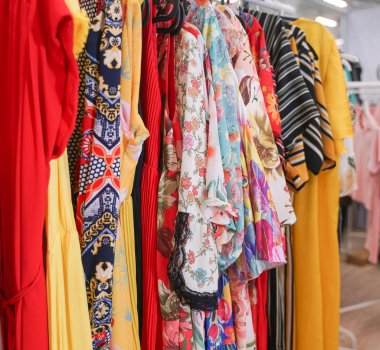 mağazada askıları asılı şık giysiler. Kimse.