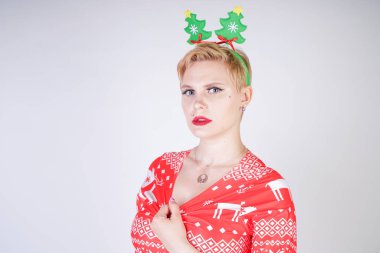 tek başına beyaz stüdyo arka plan üzerinde noel komik parlak elbise giyen kısa saçlı güzel sarışın kız