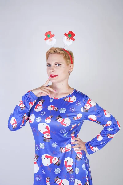 Menina Loira Bonita Com Cabelo Curto Vestindo Natal Engraçado Vestido — Fotografia de Stock
