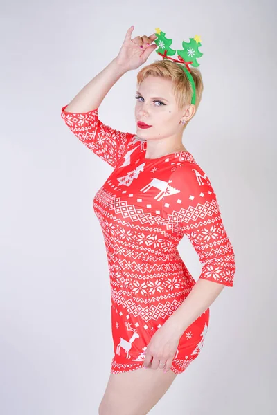 Bonita Chica Rubia Con Pelo Corto Usando Navidad Divertido Vestido — Foto de Stock