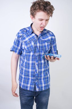 Bir mendil tutan burun akıntısı ile Allergy Boy Çocuk. Genç kötü sağlık yaşıyor ve beyaz stüdyo arka plan tek başına ayakta.