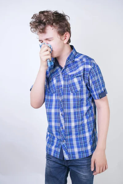 Alergia Boy Child Com Corrimento Nasal Segurando Lenço Adolescente Está — Fotografia de Stock