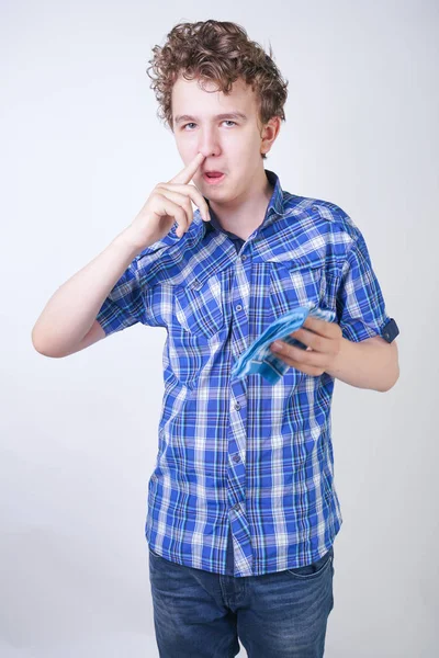 Alergia Boy Child Com Corrimento Nasal Segurando Lenço Adolescente Está — Fotografia de Stock