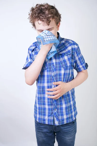 Alergia Boy Child Com Corrimento Nasal Segurando Lenço Adolescente Está — Fotografia de Stock