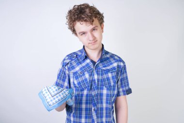 Bir mendil tutan burun akıntısı ile Allergy Boy Çocuk. Genç kötü sağlık yaşıyor ve beyaz stüdyo arka plan tek başına ayakta.