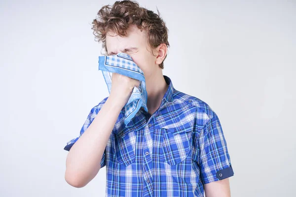 Alergia Boy Child Com Corrimento Nasal Segurando Lenço Adolescente Está — Fotografia de Stock