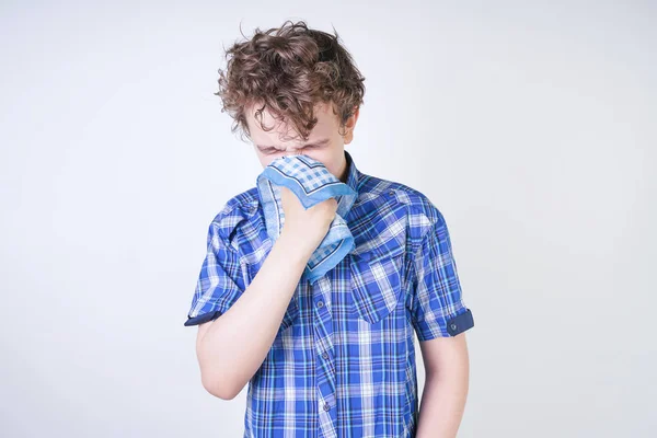 Alergia Chłopiec Dziecko Katar Trzyma Chusteczkę Nastolatek Zły Stan Zdrowia — Zdjęcie stockowe