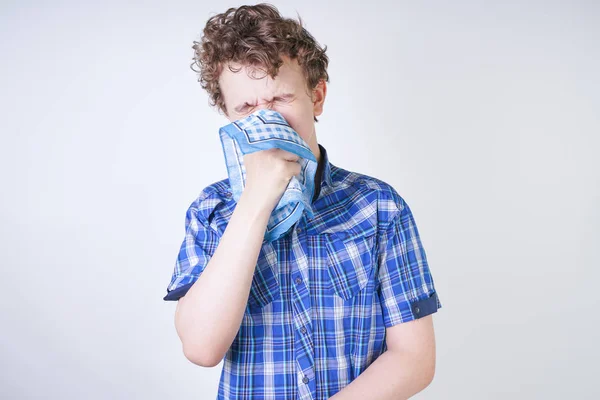 Alergia Boy Child Com Corrimento Nasal Segurando Lenço Adolescente Está — Fotografia de Stock