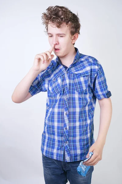 过敏男孩男孩流鼻涕 拿着手帕 青少年有不好的健康 独自站在白色工作室背景 — 图库照片