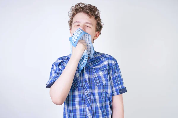 Alergia Boy Child Com Corrimento Nasal Segurando Lenço Adolescente Está — Fotografia de Stock