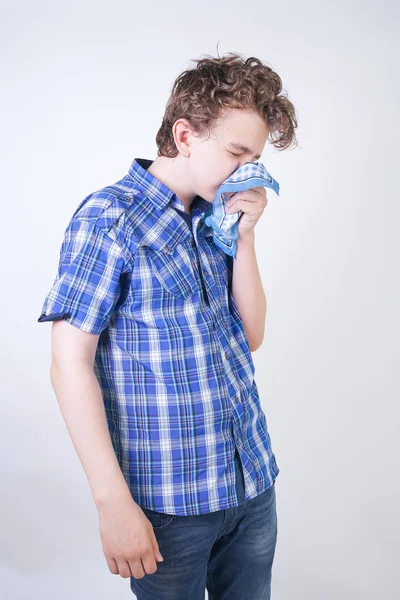 Bambino Allergia Con Naso Che Cola Con Fazzoletto Mano Teenager — Foto Stock