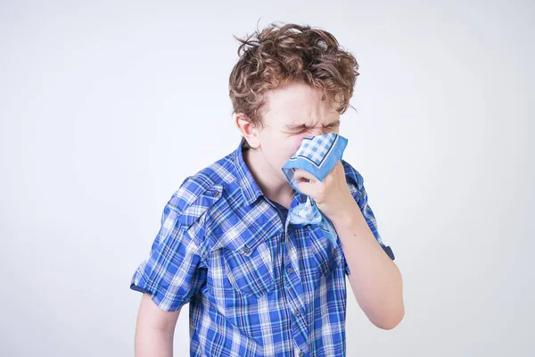Alergia Boy Child Com Corrimento Nasal Segurando Lenço Adolescente Está — Fotografia de Stock