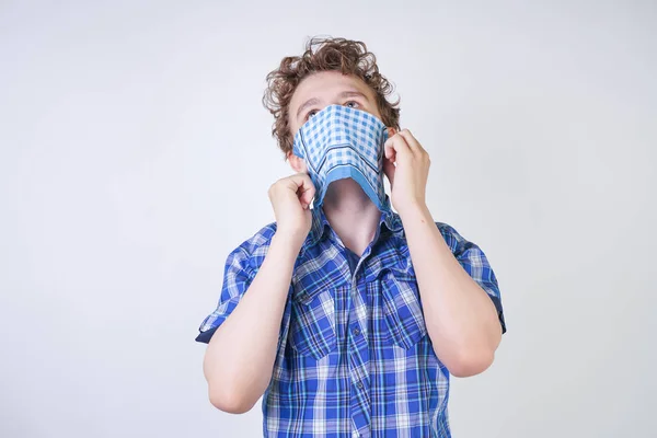 Alergia Boy Child Com Corrimento Nasal Segurando Lenço Adolescente Está — Fotografia de Stock