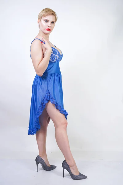 Милая Кавказская Девушка Короткими Волосами Пышным Телом Голубой Кружевной Ночной — стоковое фото