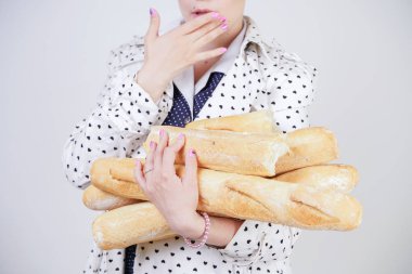 polka noktaları baget ile poz ve Studio beyaz bir arka plan üzerinde onları zevk ile bir bahar ceket kısa saçlı büyüleyici pinup kadın. artı retro giyim ekmek tutan boyutu kız.