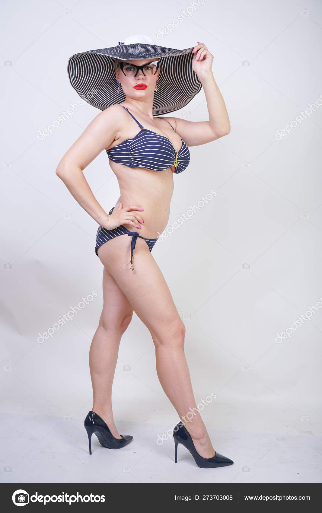 Hermosa Chica Caucasica Con Curvas Con Grandes Pechos Traje Bano Foto de stock 273703008 agnadevi