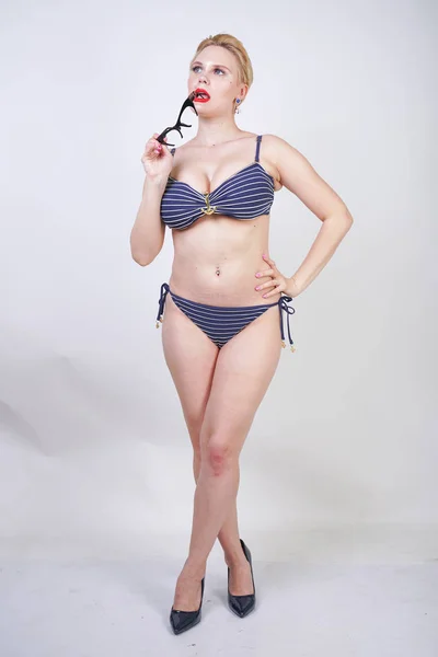 Bella Ragazza Caucasica Curvy Con Grandi Seni Costume Bagno Righe — Foto Stock