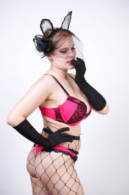 yukarıda parlak pembe iç çamaşırı ve fetiş siyah Balıq toru Pantyhose kısa saçlı Sevimli tombul kız. beyaz stüdyo arka planda sıcak sutyen ve Fuşya külot artı boyutu rakam ile seksi sarışın kadın 