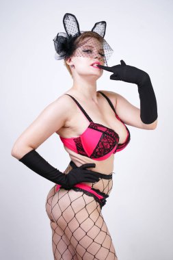 yukarıda parlak pembe iç çamaşırı ve fetiş siyah Balıq toru Pantyhose kısa saçlı Sevimli tombul kız. beyaz stüdyo arka planda sıcak sutyen ve Fuşya külot artı boyutu rakam ile seksi sarışın kadın 