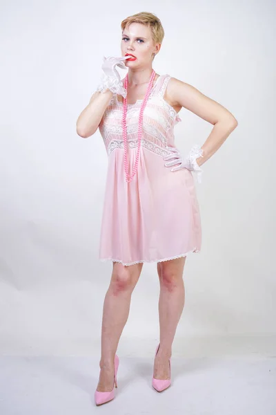 Romântico Size Girl Com Cabelo Loiro Curto Camisola Renda Rosa — Fotografia de Stock