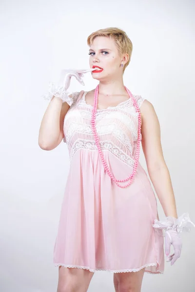 Romantisches Size Mädchen Mit Kurzen Blonden Haaren Rosa Spitzennachthemd Weißen — Stockfoto
