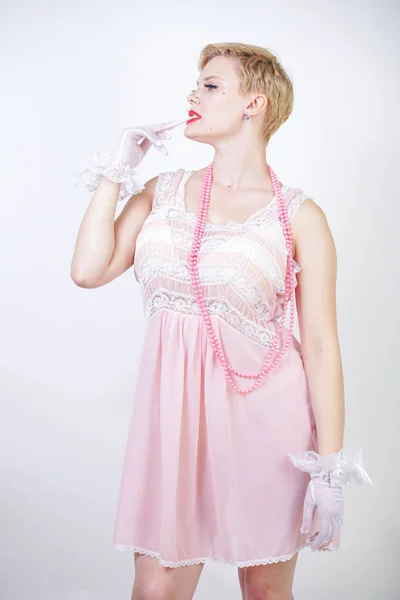 Romantyczna Rozmiar Dziewczyna Krótkim Blond Włosy Różowej Koronki Nocnej Białe — Zdjęcie stockowe