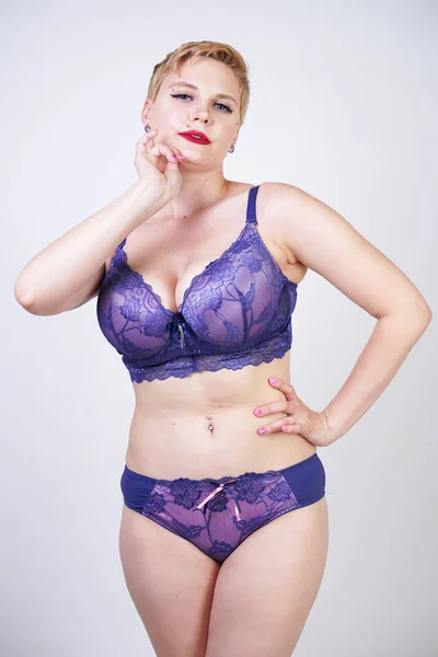 Sexy Fille Taille Avec Les Cheveux Courts Lingerie Violette Sur — Photo