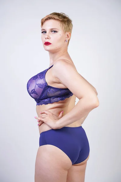 Сексуальная Девушка Плюс Размер Короткими Волосами Фиолетовом Белье Белом Фоне — стоковое фото