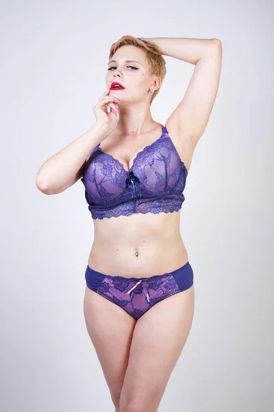 Sexy Fille Taille Avec Les Cheveux Courts Lingerie Violette Sur — Photo