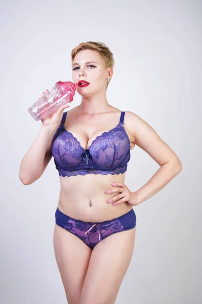 Сексуальная Девушка Плюс Размер Короткими Волосами Фиолетовом Белье Белом Фоне — стоковое фото