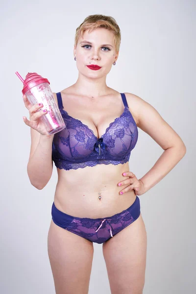 Сексуальна Дівчина Плюс Розмір Коротким Волоссям Фіолетовій Білизні Білому Тлі — стокове фото