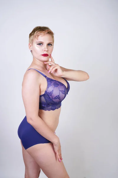 Sexy Fille Taille Avec Les Cheveux Courts Lingerie Violette Sur — Photo