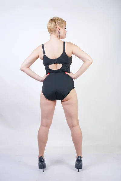 Mulher Loira Cabelo Muito Curto Com Corpo Size Vestindo Lingerie — Fotografia de Stock