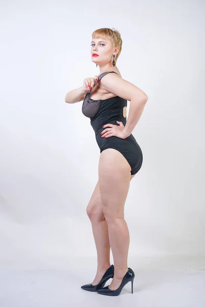 Bastante Corto Pelo Rubia Mujer Con Tamaño Cuerpo Usando Retro — Foto de Stock